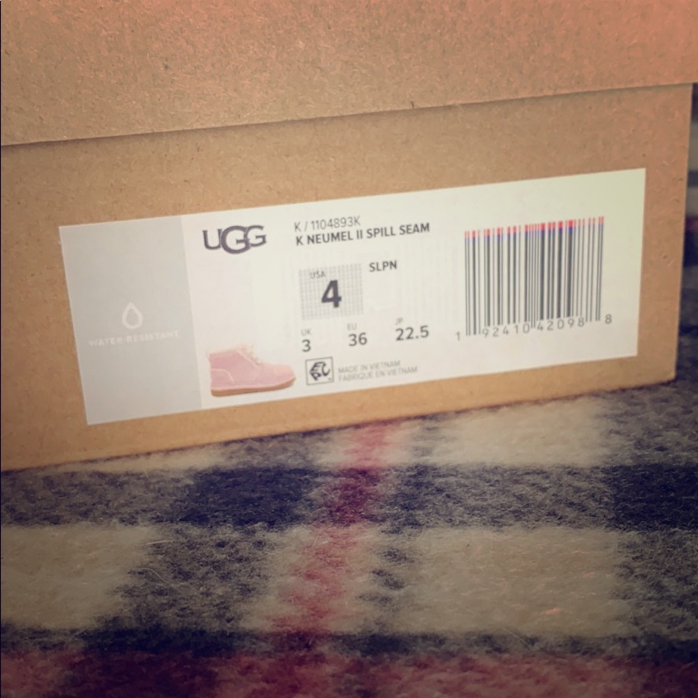 Ugg kids Size 4, Neumel II Spill Seam
